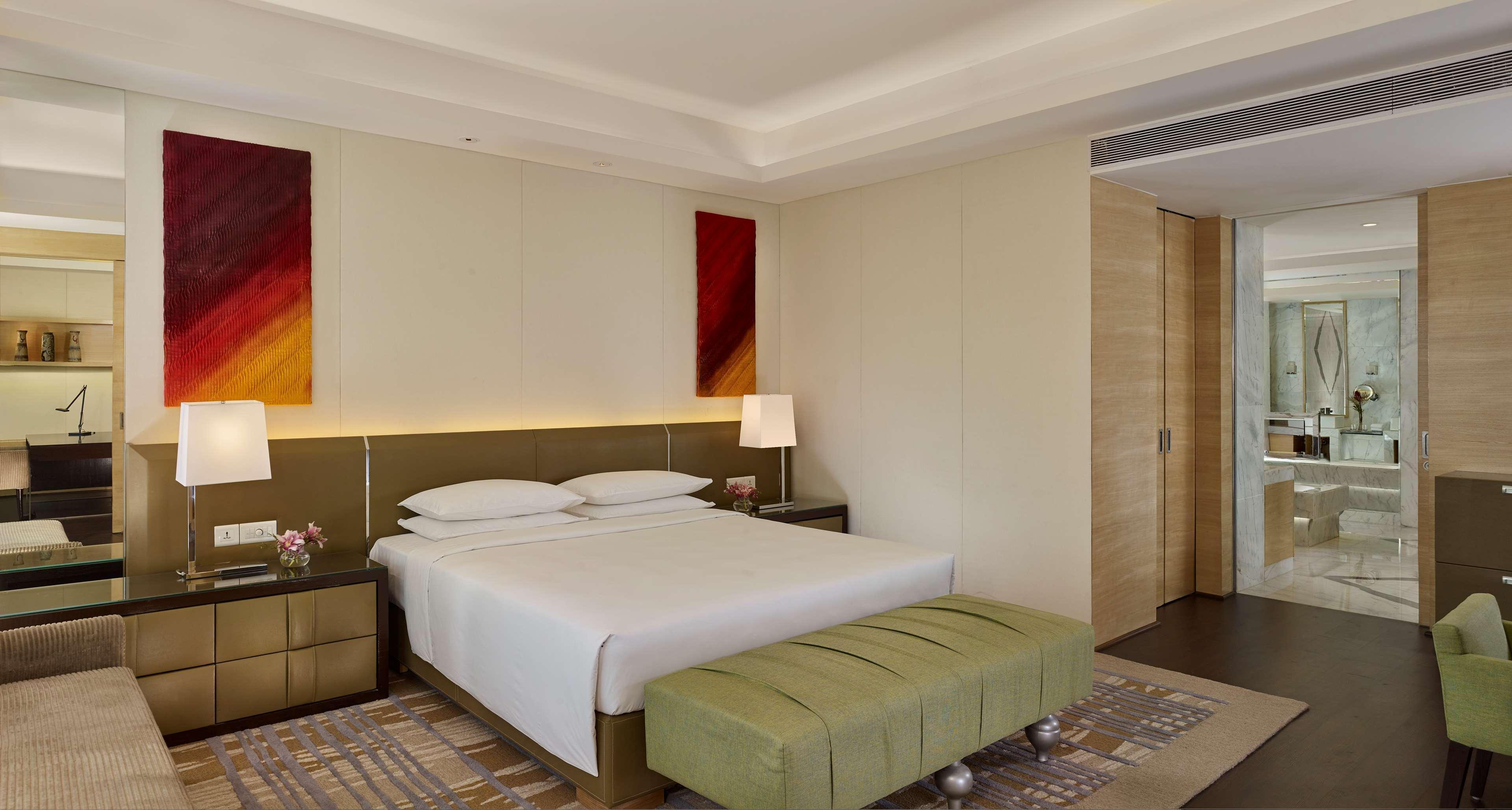 Hyatt Regency Chandīgarh Exteriér fotografie A bedroom at the Taj Bengal