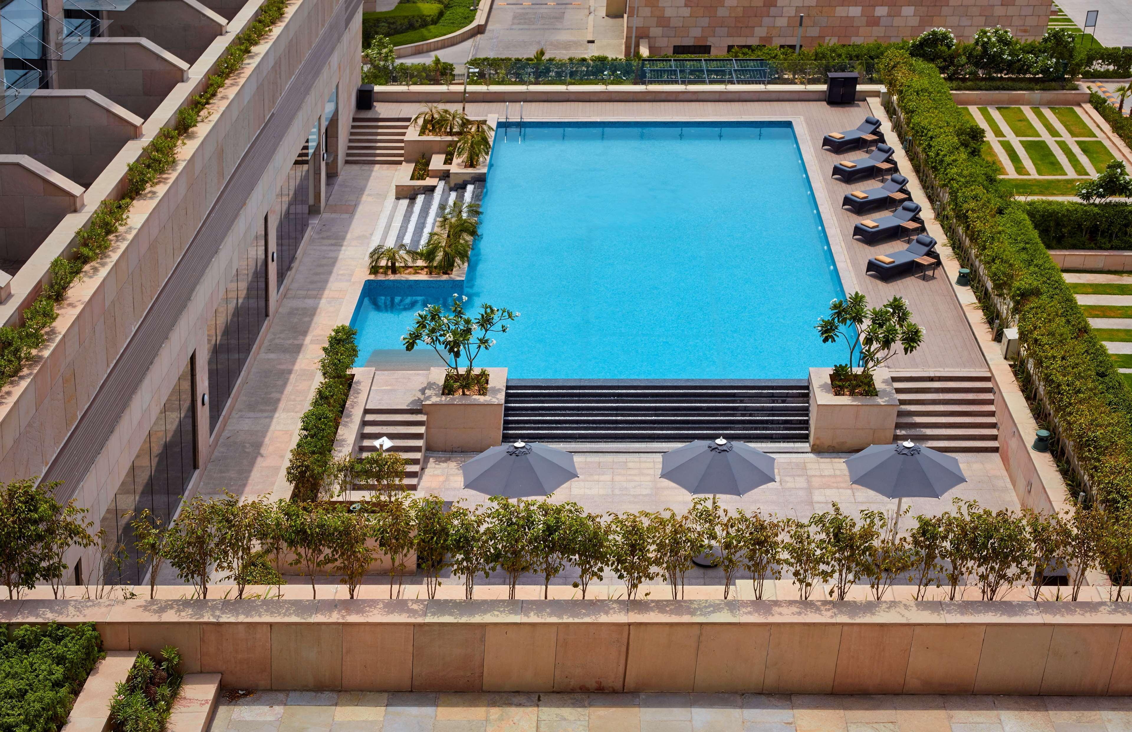 Hyatt Regency Chandīgarh Exteriér fotografie The swimming pool at the hotel