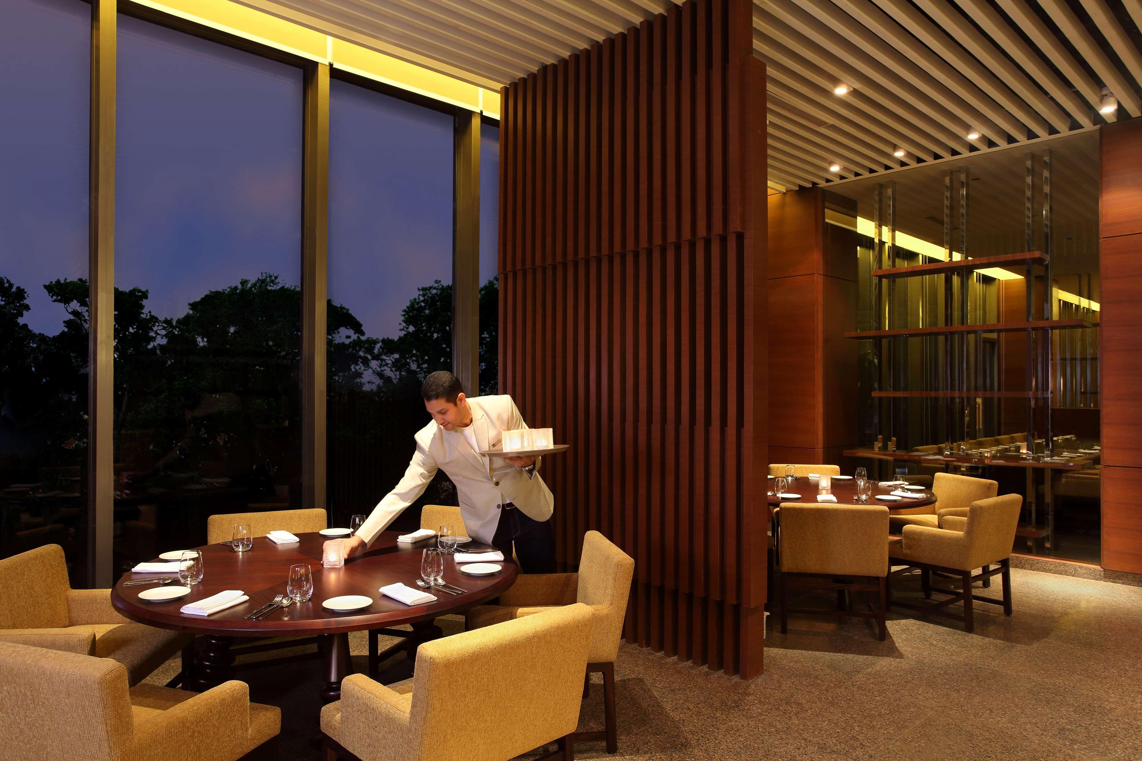 Hyatt Regency Chandīgarh Exteriér fotografie A restaurant in a hotel