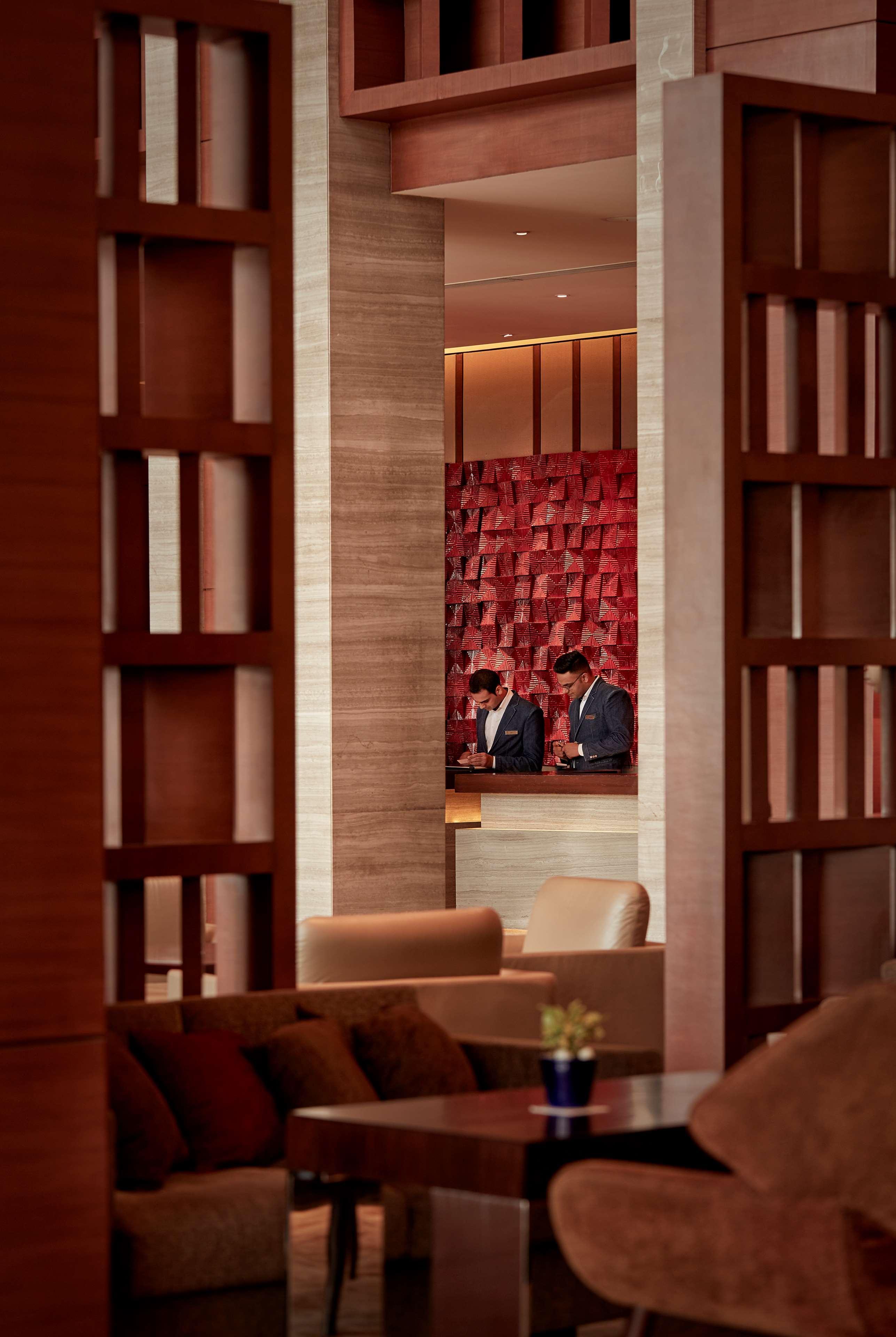 Hyatt Regency Chandīgarh Exteriér fotografie Concierge at the Concierge Desk